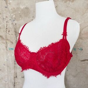 Victoria's Secret Dream Angels Unlined Uplift Bra in Red Lace